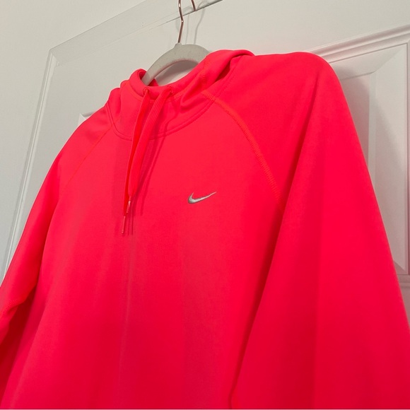 Nike Therma Fit Vibrant Neon Pink Fleece Pullover Hoodie Sweatshirt - Picture 4 of 10